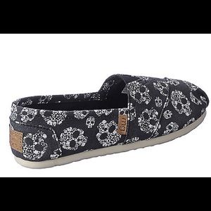 Steve Madden Shoes - NIB STEVE MADDEN SIZE 7 GLORIEE SKULL SLIP ONS!!! Steve Madden Shoes - NIB STEVE MADDEN SIZE 7 GLORIEE SKULL SLIP ONS!!!
